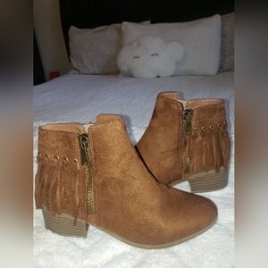CITYCLASSIFIED SUEDE ANKLE BOOTS